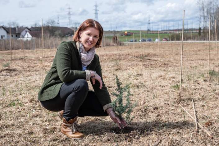 LRin Langer-Weninger mit einem Setzling im Waldlabor.