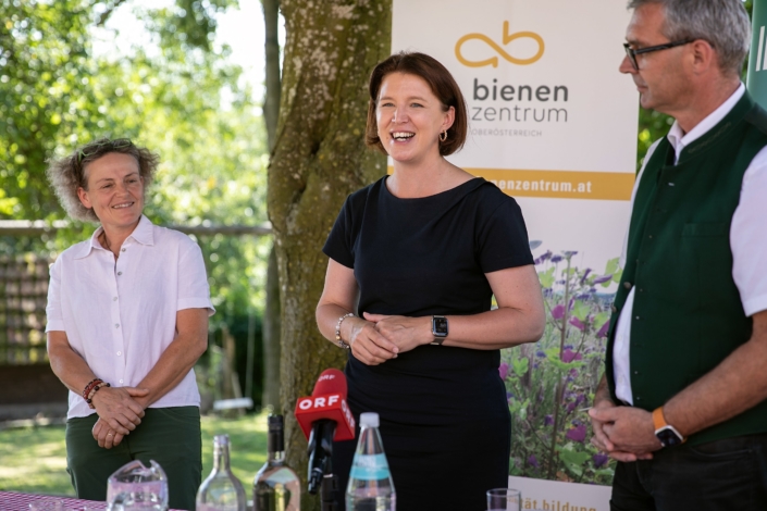 Ingrid Schmaranzer (Österreichischer Erwerbsimkerbund), Agrar-Landesrätin Michaela Langer-Weninger und OÖ LK-Präsident Franz Waldenberger.