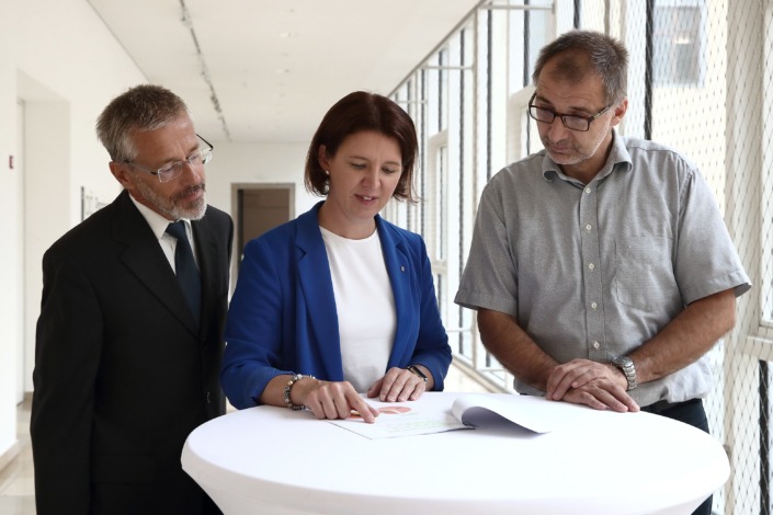 Thomas Raferzeder (Land OÖ), Agrar-Landesrätin Michaela Langer-Weninger und Georg Angerer (Land OÖ) prüfen die OÖ-Ergebnisse der Agrarstrukturerhebung 2020.