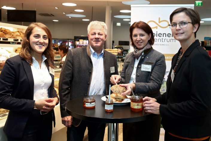 Bienenkorn-Weckerl und Honig aus Oberösterreich: So schmeckt Oberösterreich sind Stefanie Payrleitner (Bienenzentrum OÖ), LK OÖ Vize-Präsident Karl Grabmayr, Agrar-Landesrätin Michaela Langer-Weninger und Elisabeth Lanzer (Leiterin Bienenzentrum OÖ) überzeugt.