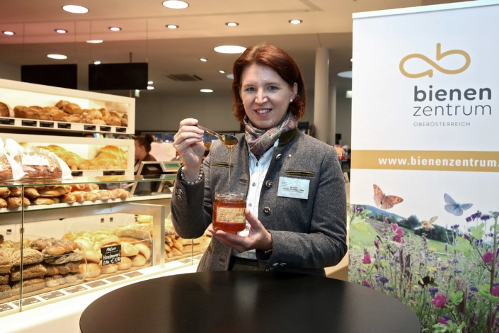 Agrar-Landesrätin und Bienenzentrum-Schirmherrin Michaela Langer-Weniger setzt beim Honig auf Regionalität.