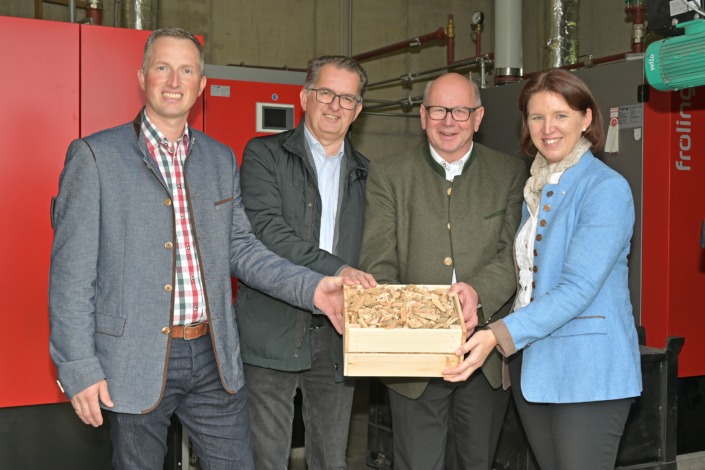 Heizwerkobmann Manfred Greiner, Geschäftsführer Biomasseverband OÖ Alois Voraberger, Waldinger Bürgermeister Johann Plakolm und Landesrätin Michaela Langer-Weninger.