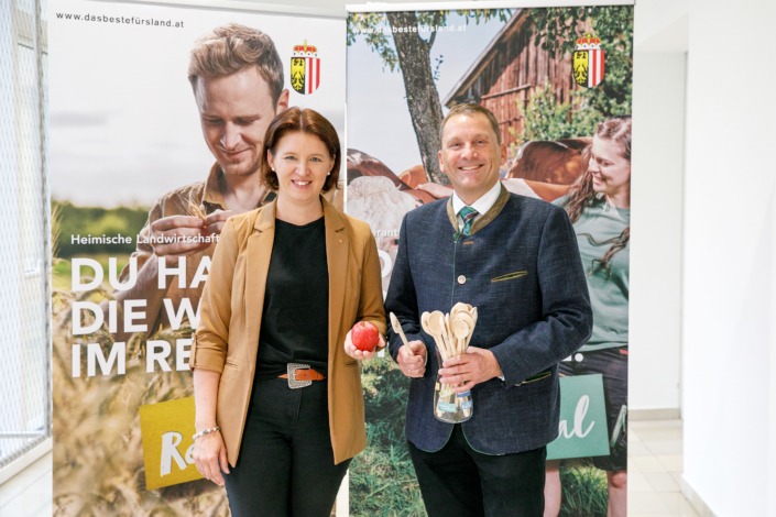 Agrar-Landesrätin Michaela Langer-Weninger und LFW-Abteilungsleiter Hubert Huber (Land OÖ) präsentieren die neue OÖ Agrarkampagne „Du hast die Wahl im Regal. Kauf Regional!“