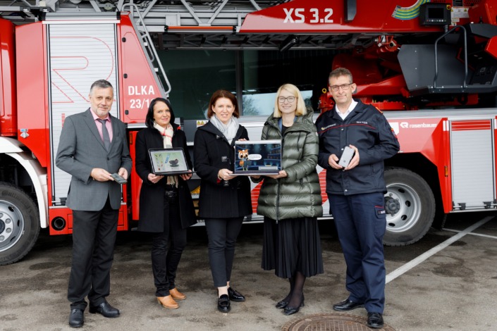 Bildungsdirektor Alfred Klampfer, VS-Direktorin (Holzhausen) Barbara Gruber, Feuerwehr-Landesrätin Michaela Langer-Weninger, LH-Stv. Christine Haberlander und Feuerwehr-Präsident Robert Mayer