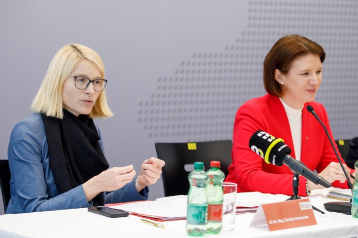 LH-Stv. Christine Haberlander und Feuerwehr-LRin Michaela Langer-Weninger bei der Präsentation der Digitalisierungsoffensive „Gemeinsam.sicher.Feuerwehr“