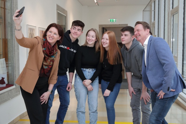 Agrar-Landesrätin Michaela Langer-Weninger (l.) und Direktor (ABZ Lambach) Karl Kronberger (r.) mit den Protagonist:innen