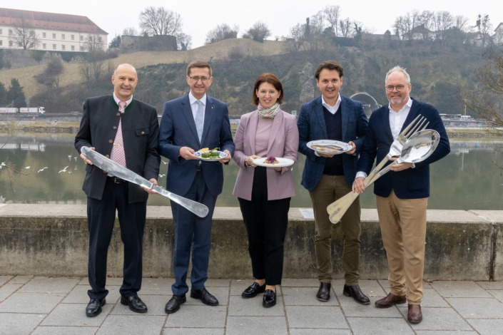 Andreas Murray, GF Tourismusverband Traunsee-Almtal, Wirtschafts- und Tourismus-Landesrat Markus Achleitner, Agrar-Landesrätin Michaela Langer-Weninger, Mag. Andreas Winkelhofer, GF Oberösterreich Tourismus, und Wolfgang Gröller, Seehotel Das Traunsee/Symposion Hotel Post, Sprecher „Die Traunseewirte” & Initiator FELIX.