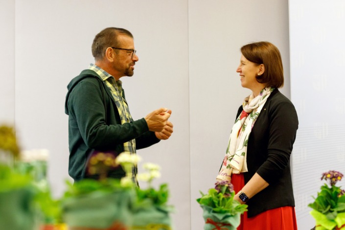 v.l.: Biogärtner Karl Ploberger und Agrar-Landesrätin Michaela Langer-Weninger im Gespräch über „Pflanzen, Ernten & Genießen“.