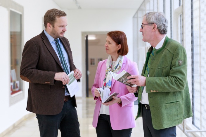 v.l.n.r.: Gottfried Diwolf (Wolfsbeauftragter des Landes OÖ), Agrar-Landesrätin Michaela Langer-Weninger und Robert Türkis (Leiter der Abteilung ländliche Neuordnung)