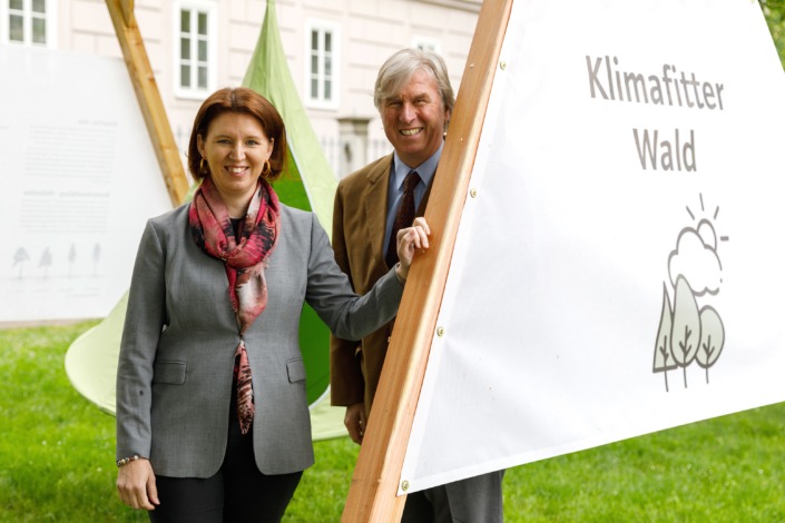 Agrar-Landesrätin Michaela Langer-Weninger und pro:Holz Oberösterreich Obmann Georg Adam Starhemberg eröffneten die Holzinstallation vor dem Linzer Landhaus. Fünf Holzkonstruktionen mit Hängezelten und Info-Transparenten laden dazu ein, mehr über Holz und seine Klimaleistung zu erfahren.