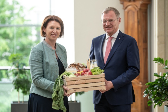 Am Weltbauerntag stocken Landeshauptmann Thomas Stelzer und Agrar-Landesrätin Michaela Langer-Weninger die Finanzmittel für Agrarinvestitionen - und damit Ernährungssicherheit in Oberösterreich - um 20 Mio. Euro auf.