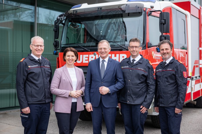 v.l.n.r.: Landes-Feuerwehrkommandant-Stv. Michael Hutterer, Feuerwehr-LRin Michaela Langer-Weninger, LH Thomas Stelzer, FW-Präsident Robert Mayer und Landes-Feuerwehrinspektor Karl Kraml