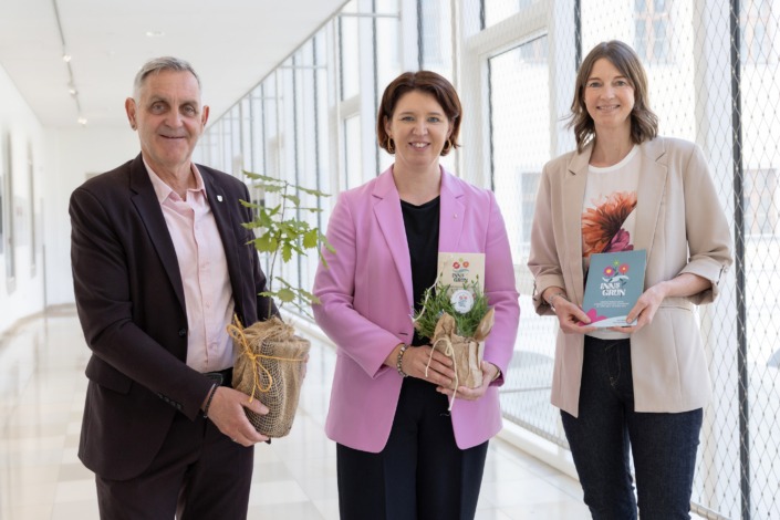 v.l. Bürgermeister Günter Streicher, Agrar-Landesrätin Michaela Langer-Weninger und Landesgartenschau-Geschäftsführerin Andrea Berghammer