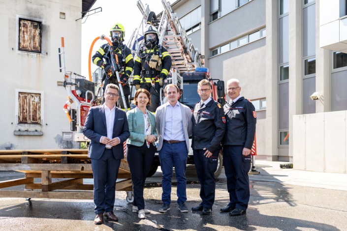 v.l.: LR Michael Lidner, LRin Michaela Langer-Weninger, DRILL-X Erfinder Lukas Traxl, Feuerwehrpräsident Robert Mayer und Landesfeuerwehrkommandant-Stv. Michael Hutterer