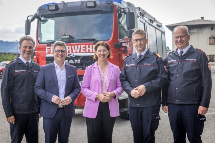 Durch Finanz-Pilotprojekt werden Oberösterreichs Feuerwehr und Gemeinden nachhaltig gestärkt (v.l.: Landes-Feuerwehrinspektor Kraml, LR Lindner, LRin Langer-Weninger, Feuerwehrpräsident Mayer und Landes-Feuerwehrkommandant-Stv. Hutterer)