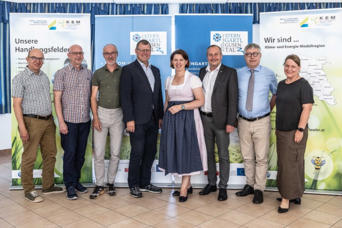 v.l.: DI Martin Danner (Ökoenergietechniker), DI Peter Jungmeier (SPES-Akademie), DI Andreas Drack (inhaltlicher Projektleiter EEG), Bgm. Gerhard Hintringer (Steyregg), LRin Michaela Langer-Weninger, LEADER-Obmann-Stv. Bgm. Thomas Wolfesberger, DI Hermann Reingruber (Gesamtprojektleiter), Mag. Martina Birngruber (GF LEADER-Region Sterngartl Gusental)