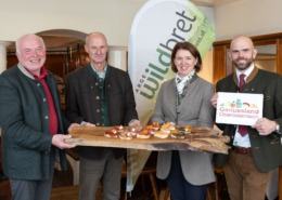 Jägerschaft und Genussland – eine Partnerschaft, großer Genuss: Sepp Nöbauer (ARGE Wildbret), Landesjägermeister Herbert Sieghartsleitner, Genussland-Obfrau LRin Michaela Langer-Weninger und Genussland-Stabstellenleiter Markus Scharner (v.l.).