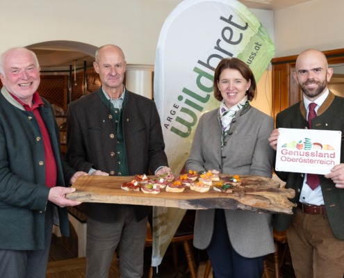 Jägerschaft und Genussland – eine Partnerschaft, großer Genuss: Sepp Nöbauer (ARGE Wildbret), Landesjägermeister Herbert Sieghartsleitner, Genussland-Obfrau LRin Michaela Langer-Weninger und Genussland-Stabstellenleiter Markus Scharner (v.l.).