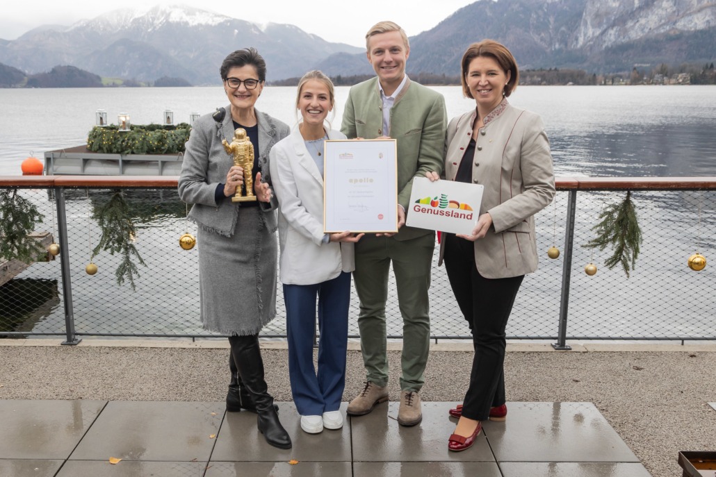 Genussland-Obfrau LRin Michaela Langer-Weninger zeichnet den 150. Genussland-Gastropartner, das Apollo am Mondsee betrieben von Juliana und Daniel Döllerer aus