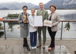 Genussland-Obfrau LRin Michaela Langer-Weninger zeichnet den 150. Genussland-Gastropartner, das Apollo am Mondsee betrieben von Juliana und Daniel Döllerer aus