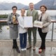 Genussland-Obfrau LRin Michaela Langer-Weninger zeichnet den 150. Genussland-Gastropartner, das Apollo am Mondsee betrieben von Juliana und Daniel Döllerer aus