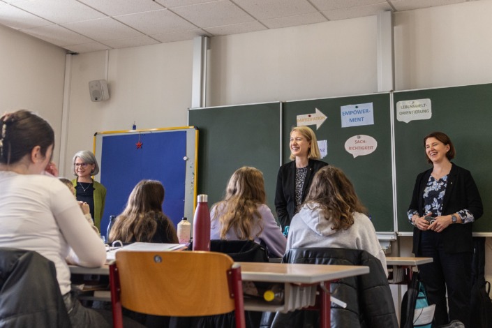 LH-Stv.in Haberlander und LRin Langer-Weninger besuchten den neuen Aufbaulehrgang für Elementarpädagogik der Kreuzschwestern, der auch viele Absolventinnen landwirtschaftlicher Fachschulen begeistert.