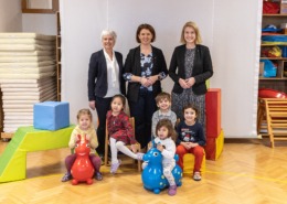 2. Reihe v.l.: Direktorin Doris Mayer, LRin Michaela Langer-Weninger und LH-Stv.in Christine Haberlander mit Kindern des Praxiskindergartens der BAfEP Kreuzschwester Linz.