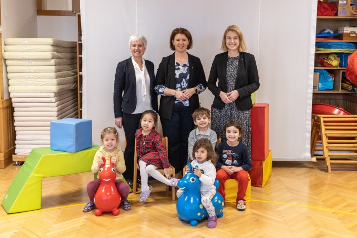 2. Reihe v.l.: Direktorin Doris Mayer, LRin Michaela Langer-Weninger und LH-Stv.in Christine Haberlander mit Kindern des Praxiskindergartens der BAfEP Kreuzschwester Linz.