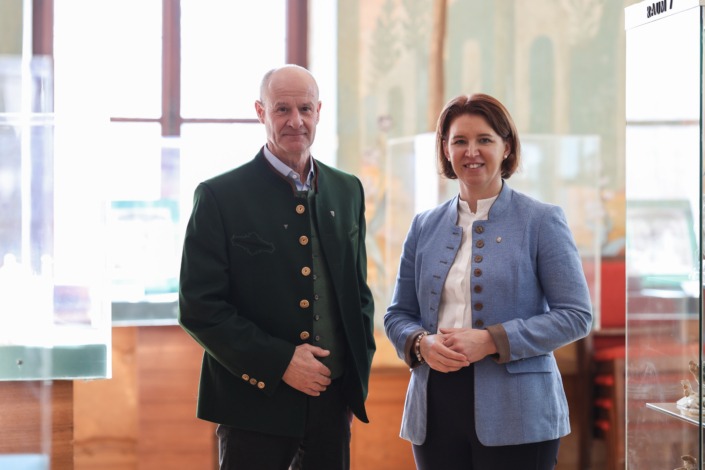 v.l.: Landesjägermeister Herbert Sieghartsleitner und Jagd-Landesrätin Michaela Langer-Weninger stellen die Jagd auf zukunftsfitte Füße. Oberste Priorität hat dabei das gute Miteinander von Jagd und Grundeigentum. Foto: Land OÖ/Tina Gerstmair