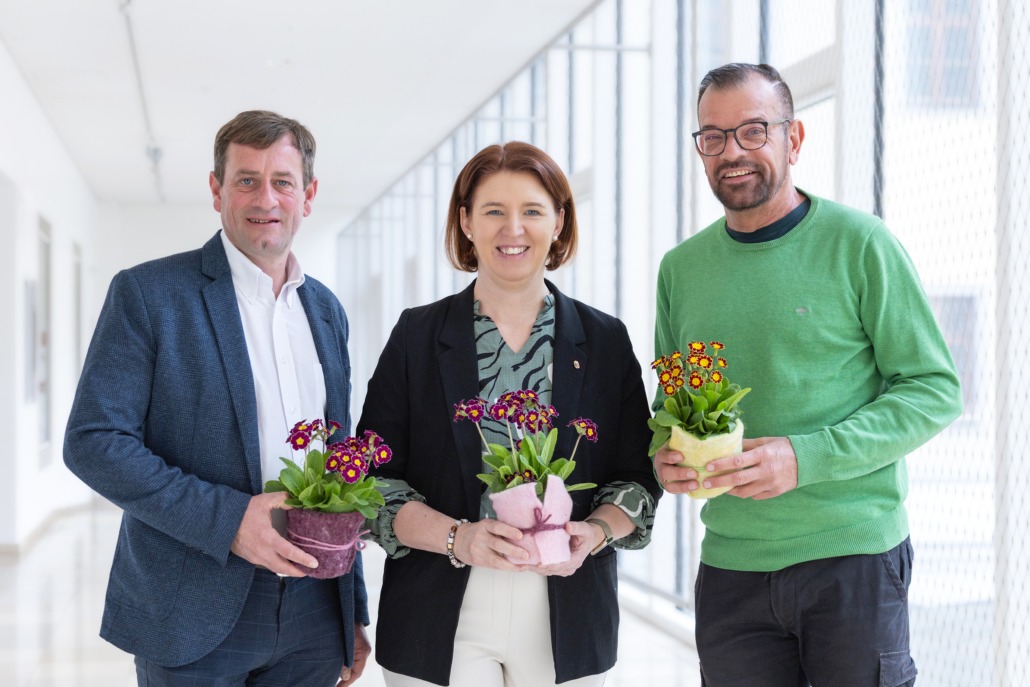 v.l.: Landesgärtnermeister Hannes Hofmüller, Agrar-Landesrätin Michaela Langer-Weninger und Bio-Gärtner Karl Ploberger läuten gemeinsam das Gartenjahr 2025 ein. Bild: Land OÖ/Margot Haag